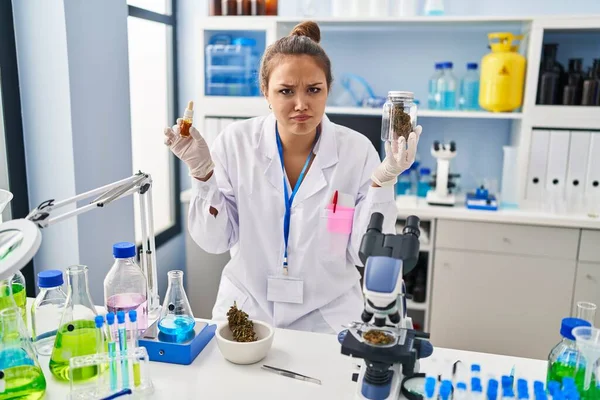 Latin Kökenli Genç Bir Kadın Laboratuvarda Yağını Temizliyor Şüpheci Gergin — Stok fotoğraf