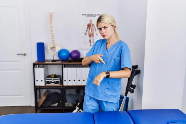 Young Physiotherapist Woman Working Pain Recovery Clinic Hurry Pointing Watch — Stockfoto