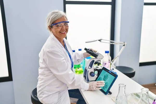 Mujer Mediana Edad Vistiendo Uniforme Científico Viendo Embriones Touchpad Laboratorio — Foto de Stock