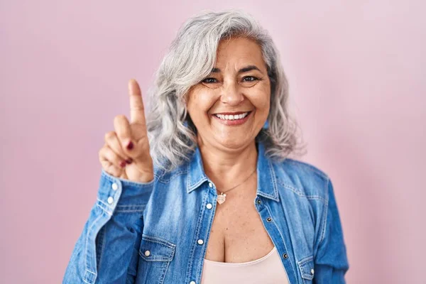 Middle Age Woman Grey Hair Standing Pink Background Showing Pointing — стоковое фото