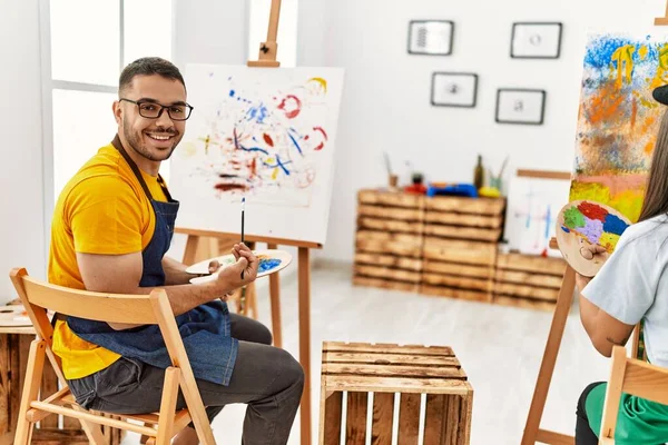 Young Hispanic Couple Smiling Happy Drawing Art Studio — Stock Photo, Image