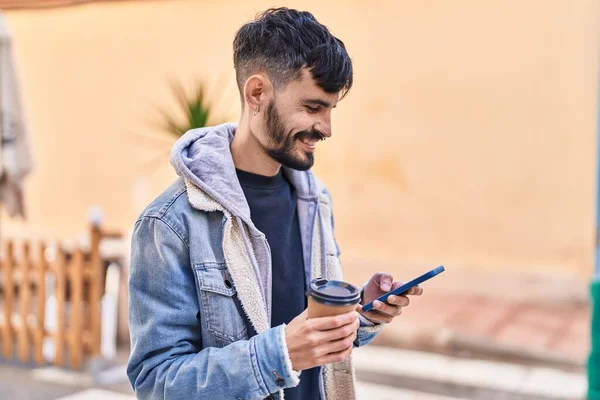 Genç Spanyol Adam Akıllı Telefon Kullanıyor Sokakta Kahve Içiyor — Stok fotoğraf
