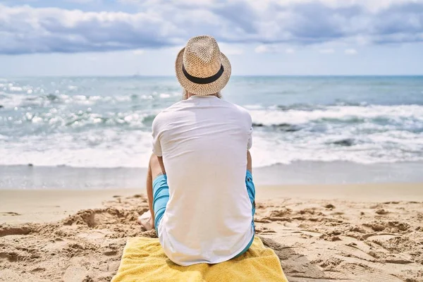 Young Redhead Tourist Man Back View Sitting Towel Beach — Fotografia de Stock