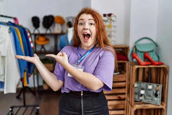 Junge Rothaarige Frau Die Als Managerin Einer Boutique Arbeitet Staunt — Stockfoto