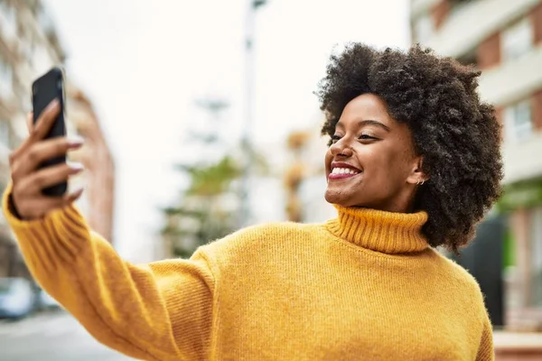 Jovem Afro Americana Sorrindo Feliz Fazendo Selfie Pelo Smartphone Cidade — Fotografia de Stock