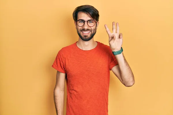 Молодой Латиноамериканец Повседневной Одежде Очках Показывает Показывает Пальцами Номер Три — стоковое фото