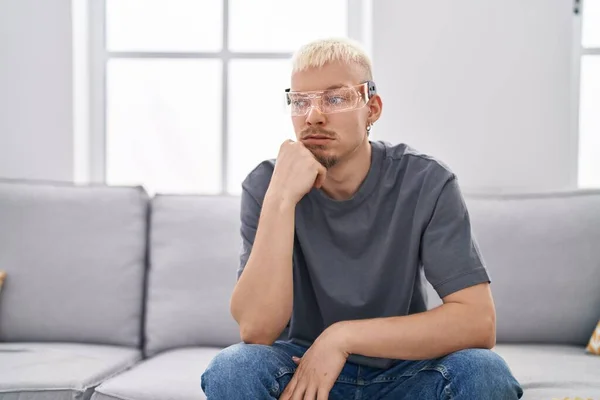 Young Caucasian Man Wearing Virtual Reality Glasses Looking Stressed Nervous — Stockfoto