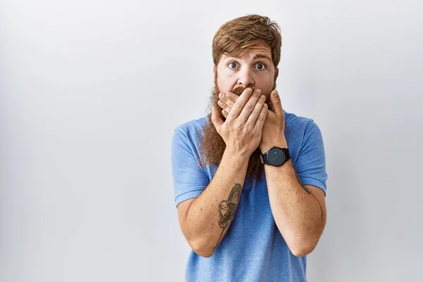 Caucasian Man Long Beard Standing Isolated Background Shocked Covering Mouth — 스톡 사진