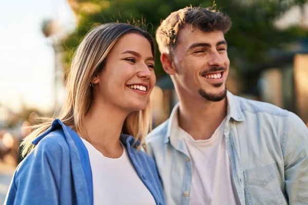 Genç Adam Kadın Çift Gülümsüyor Birbirlerine Güveniyorlar — Stok fotoğraf