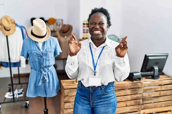 Jonge Afrikaanse Vrouw Werkzaam Als Manager Bij Retail Boutique Gebaren — Stockfoto