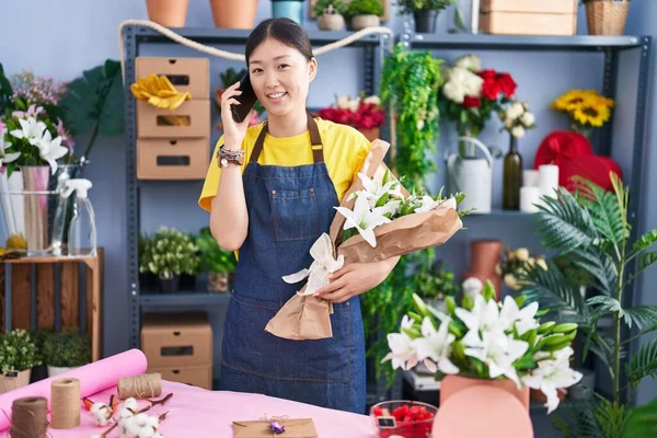 Chinês Florista Segurando Buquê Flores Falando Smartphone Florista Loja — Fotografia de Stock