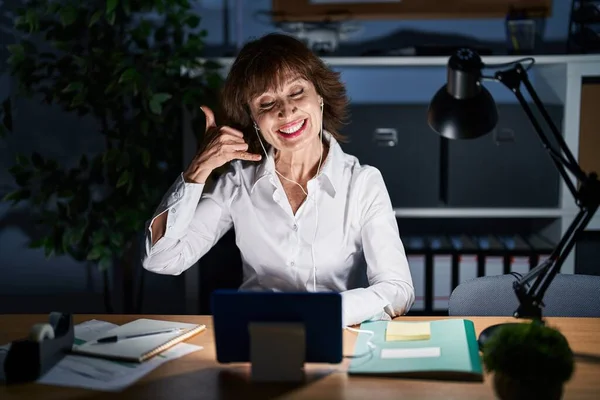 Middelaldrende Kvinne Som Jobber Kontoret Natten Smiler Med Telefongester Som – stockfoto