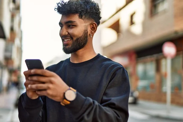 Hombre Árabe Joven Sonriendo Confiado Usando Teléfono Inteligente Calle —  Fotos de Stock