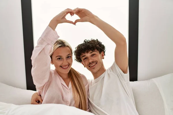 Joven Hermosa Pareja Haciendo Símbolo Del Corazón Con Las Manos — Foto de Stock