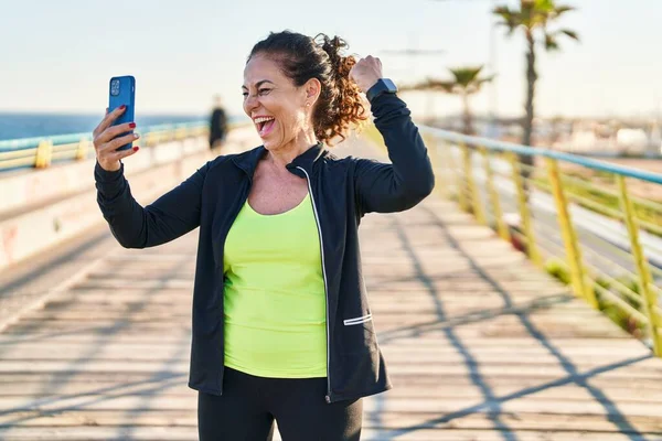 Middle Age Hispanic Woman Working Out Taking Selfie Picture Promenade — Stok fotoğraf