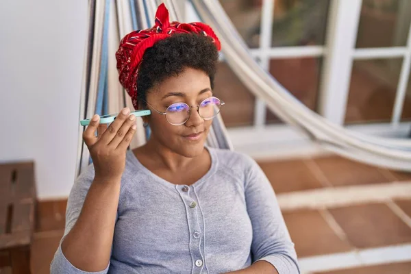 Africano Americano Mulher Ouvir Mensagem Voz Por Smartphone Deitado Rede — Fotografia de Stock