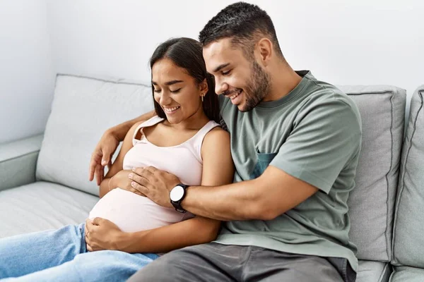 Latino Hombre Mujer Pareja Abrazándose Unos Otros Esperando Bebé Casa — Foto de Stock