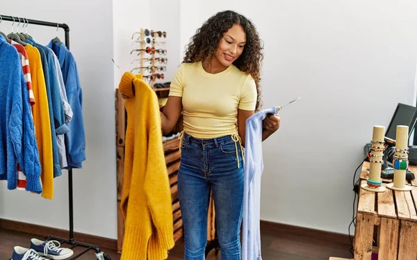 Молодая Латинская Клиентка Улыбается Счастливо Выбирая Одежду Магазине Одежды — стоковое фото