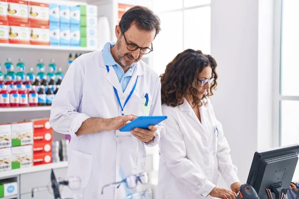 Man Woman Pharmacists Using Touchpad Computer Pharmacy — Stockfoto