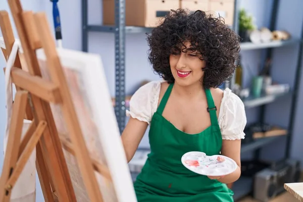 Young Middle East Woman Smiling Confident Drawing Art Studio — Foto Stock