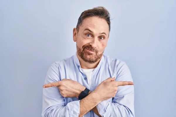 Middle Age Caucasian Man Standing Blue Background Pointing Both Sides — 图库照片