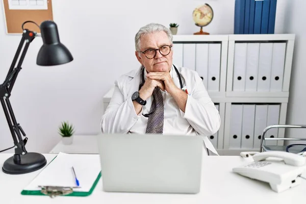 Senior Caucasian Man Wearing Doctor Uniform Stethoscope Clinic Laughing Nervous — Foto Stock