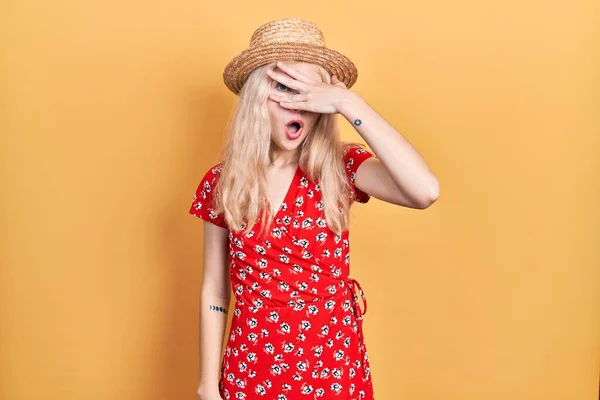 Beautiful Caucasian Woman Blond Hair Wearing Summer Hat Peeking Shock — Foto de Stock