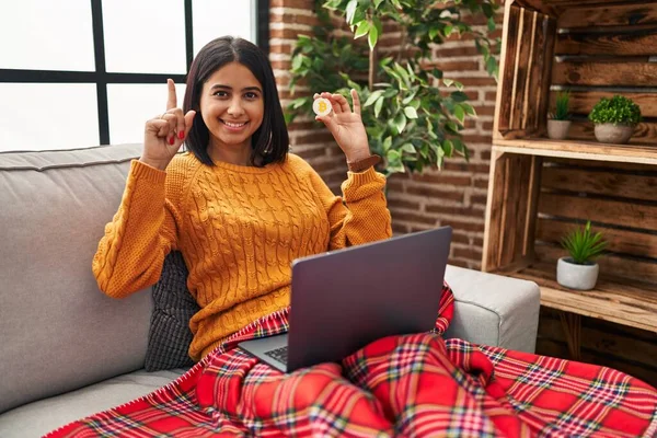 Giovane Donna Ispanica Utilizzando Computer Portatile Possesso Valuta Virtuale Bitcoin — Foto Stock