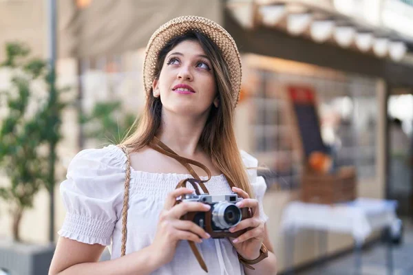 Wisatawan Muda Hispanik Tersenyum Percaya Diri Menggunakan Kamera Taman — Stok Foto