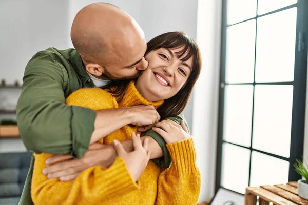 Jong Hispanic Paar Glimlachen Gelukkig Knuffelen Staan Thuis — Stockfoto