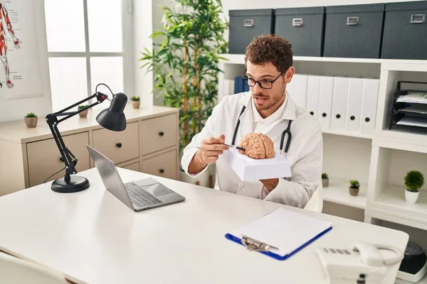 Joven Hombre Hispano Vistiendo Uniforme Médico Teniendo Videollamada Sosteniendo Cerebro — Foto de Stock