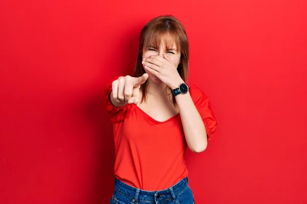 Roodharige Jonge Vrouw Draagt Casual Rood Shirt Lachen Naar Wijzende — Stockfoto