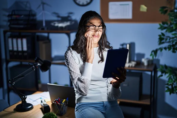 Mujer Brasileña Joven Usando Touchpad Noche Trabajando Oficina Tocando Boca — Foto de Stock
