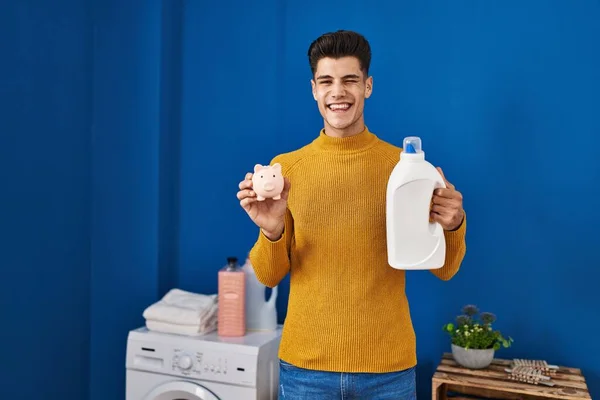 Jonge Spaanse Man Met Detergent Fles Spaarvarken Knipogen Naar Camera — Stockfoto