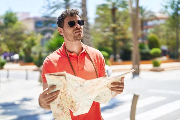 Jovem Hispânico Homem Turista Segurando Mapa Cidade Rua — Fotografia de Stock