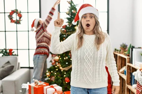 Hermosa Pareja Casa Pie Junto Árbol Navidad Señalando Con Dedo —  Fotos de Stock