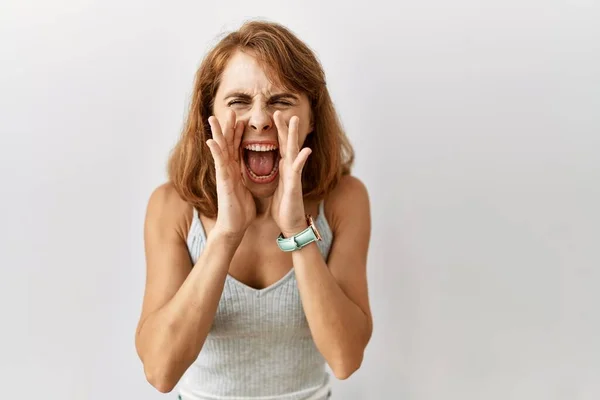 Beautiful Caucasian Woman Standing Isolated Background Shouting Angry Out Loud — Stok fotoğraf