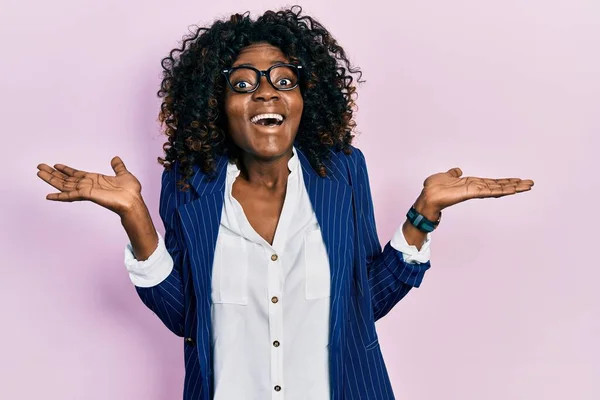 Fiatal Afro Amerikai Aki Üzleti Ruhát Szemüveget Visel Őrültséget Ünnepel — Stock Fotó