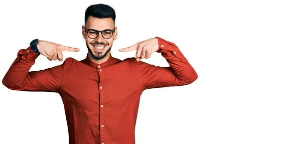 Jonge Spaanse Man Met Baard Met Zakelijke Shirt Bril Lachend — Stockfoto