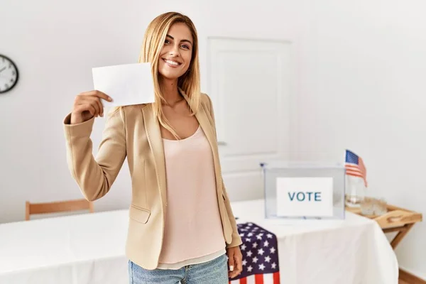 Mladý Americký Volič Žena Usměvavá Šťastný Držení Hlasů Volební Vysoké — Stock fotografie