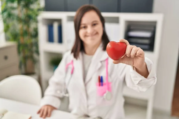 Syndrome Woman Wearing Doctor Uniform Holding Heart Clinic — Foto Stock