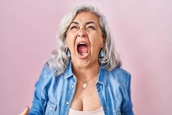 Middle Age Woman Grey Hair Standing Pink Background Angry Mad — Foto de Stock