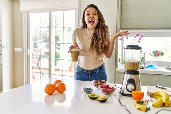 Schöne Junge Brünette Frau Trinkt Ein Glas Smoothie Der Küche — Stockfoto