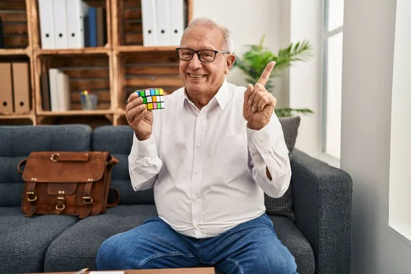 Starší Terapeut Šedými Vlasy Hrát Barevné Puzzle Kostka Inteligence Hra — Stock fotografie