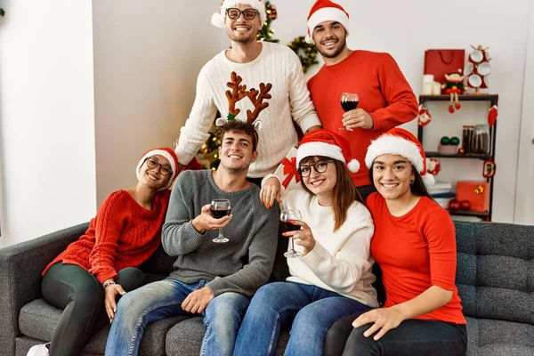 Gruppo Giovani Che Festeggiano Natale Bevendo Vino Casa — Foto Stock