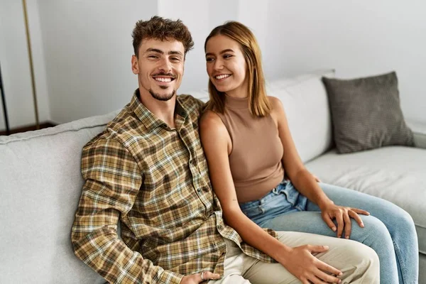 Genç Spanyol Çift Mutlu Bir Şekilde Gülümsüyor Evdeki Kanepede Oturup — Stok fotoğraf