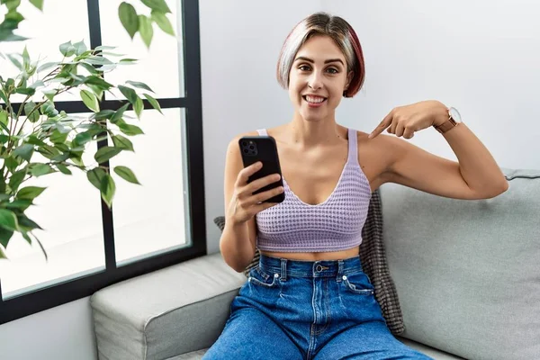 Young Beautiful Woman Using Smartphone Typing Message Sitting Sofa Looking — Zdjęcie stockowe