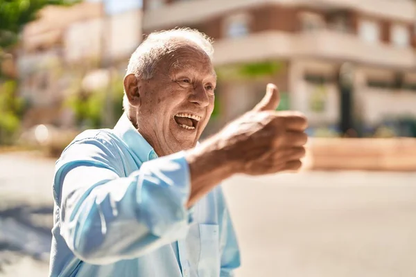 Senior Grey Haired Man Smiling Confident Doing Sign Thumb Street — Φωτογραφία Αρχείου