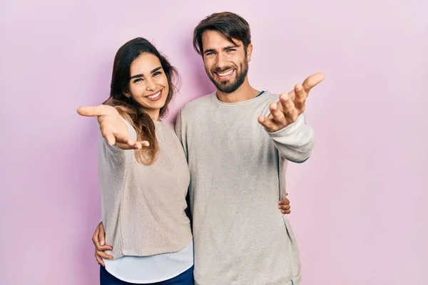 Unga Latinamerikanska Par Bär Avslappnade Kläder Leende Vänlig Erbjuder Handslag — Stockfoto