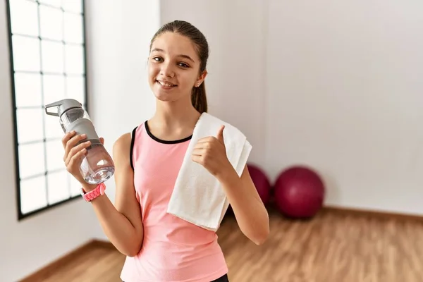 Junge Brünette Teenager Sportkleidung Halten Wasserflasche Und Machen Glückliche Daumen — Stockfoto